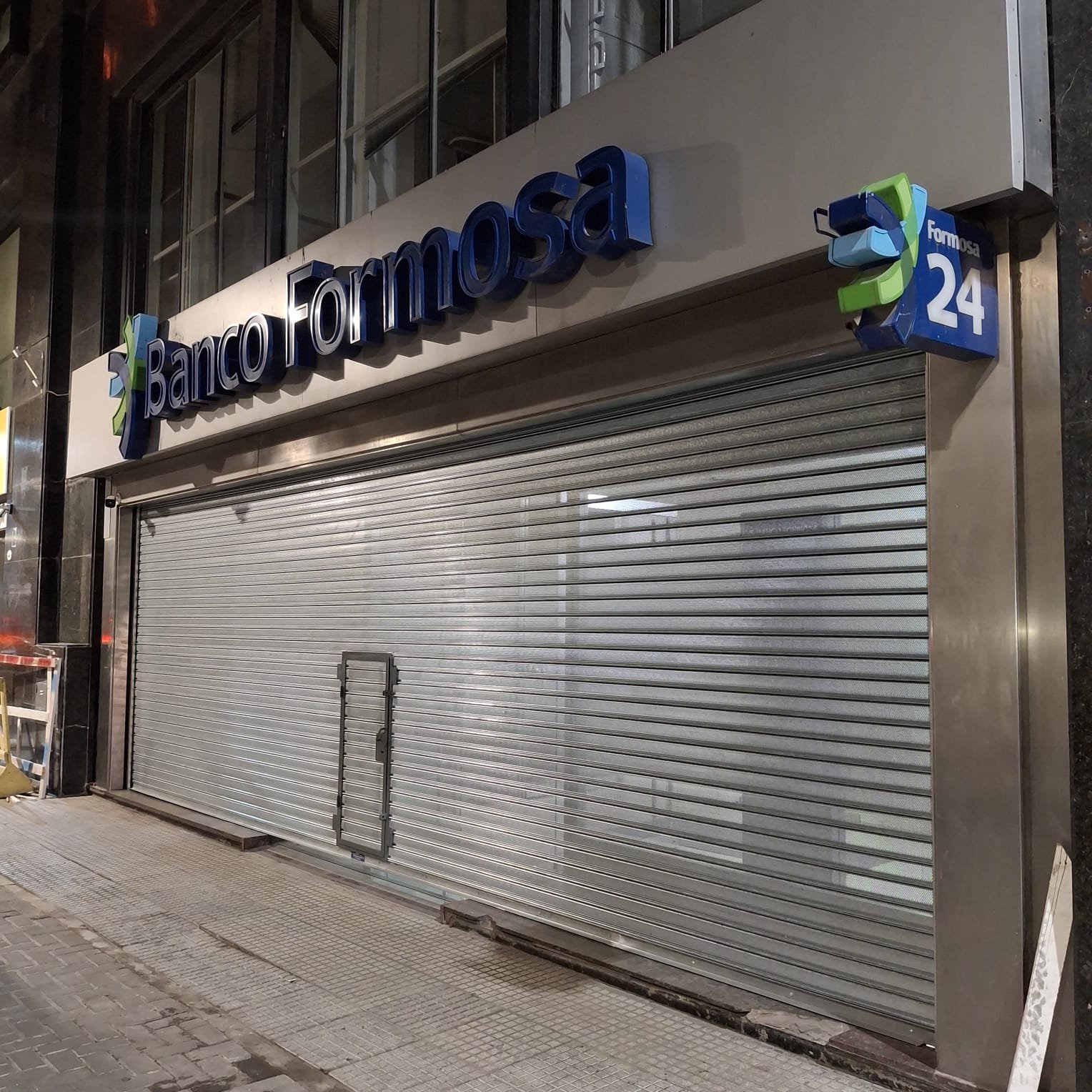 Trabajo de cortina metálica
